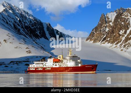 Expedition ship Polar Star in the Magdalenefjorden, Norway, Svalbard, Magdalenenfjord Stock Photo