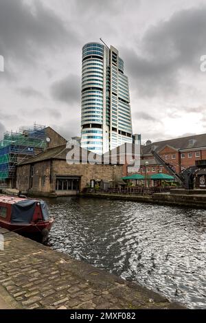 LEEDS, UK - FEBRUARY 2, 2023. .  The Bridgewater Place skyscraper building towering above the Leeds to Liverpool canal at Granary Wharf in Leeds city Stock Photo