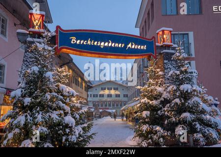 weihnachtliche Straße in Berchtesgaden, Berchtesgadener Land, Oberbayern , Christkindlmarkt Stock Photo