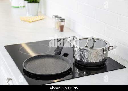 https://l450v.alamy.com/450v/2mxf3n5/pot-and-frying-pan-on-stove-in-kitchen-2mxf3n5.jpg