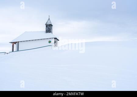 A small chapel on snowy Hahnenkamm mountain in Kitzbuhel, Austria Stock Photo