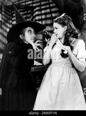 Margaret Hamilton and Judy Garland. Publicity still from the Wizard of Oz showing Margaret Hamilton (1902-1985) as the Wicked Witch of the West and Judy Garland (1922-1969) as Dorothy Gale, 1939 Stock Photo
