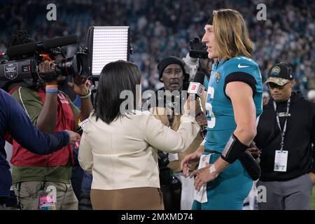 ESPN reporter Lisa Salters works before an NFL football game between the  Tennessee Titans and the Buffalo Bills Monday, Oct. 18, 2021, in Nashville,  Tenn. (AP Photo/Mark Zaleski Stock Photo - Alamy