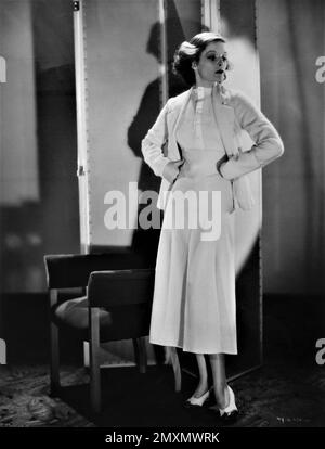 KATHARINE HEPBURN 1933 Full Length Fashion Portrait by ERNEST A. BACHRACH publicity for RKO Radio Pictures Stock Photo