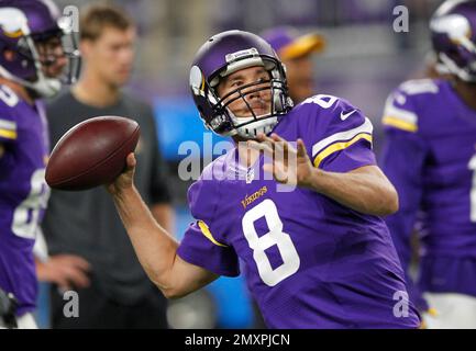 Minnesota Vikings quarterback Sam Bradford warms up before an NFL football  game against the New York Giants Monday, Oct. 3, 2016, in Minneapolis. (AP  Photo/Andy Clayton-King Stock Photo - Alamy