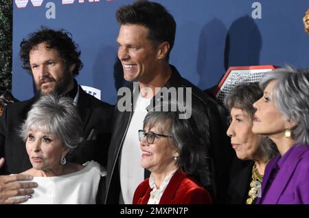 80 FOR BRADY, from left: Rita Moreno, Lily Tomlin, producer Tom Brady, Jane  Fonda, Sally Field, on set, 2023. © Paramount Pictures / Courtesy Everett  Collection Stock Photo - Alamy