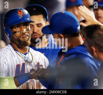 New York Mets catcher Anthony Recker, left, congratulates relief