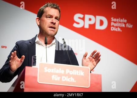 Husum, Germany. 04th Feb, 2023. Ulf Kämpfer (SPD), Lord Mayor of the City of Kiel, speaks at the state party conference of the SPD Schleswig-Holstein at the Husum Exhibition Center. Credit: Christian Charisius/dpa/Alamy Live News Stock Photo