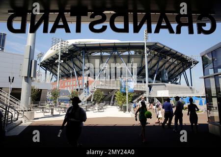 Fan Wears New York Mets Hat at Billie Jean King National Tennis Center in  New York Editorial Stock Photo - Image of league, arena: 215694813