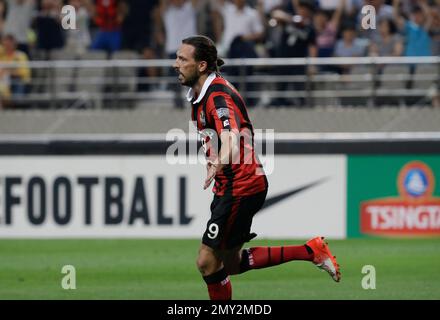 Dejan Damjanovic of South Korea's FC Seoul, left, challenges Carlos  Gilberto Silva of China's Shandong Luneng during their Group F match of the  AFC Ch Stock Photo - Alamy