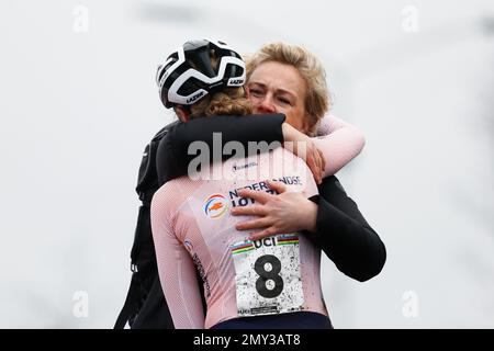 HOOGERHEIDE - Fem van Empel celebrates her victory with her mother during the Cyclocross World Championships in North Brabant. ANP BAS CZERWINSKI netherlands out - belgium out Stock Photo