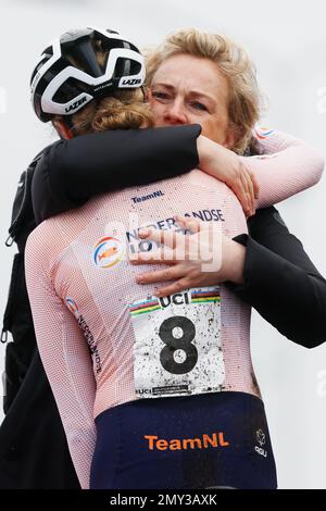 HOOGERHEIDE - Fem van Empel celebrates her victory with her mother during the Cyclocross World Championships in North Brabant. ANP BAS CZERWINSKI netherlands out - belgium out Stock Photo