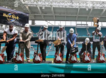 From left, Miami Dolphins Vice Chairman, President and CEO Tom Garfinkel,  Baltimore Ravens owner Steve Bisciotti, Miami Dolphins owner Stephen Ross  and Miami Dolphins vice chairman and partner Bruce Beal talk on