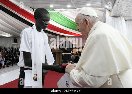 Pope Francis meets with a group of South Sudanese internally displaced persons (IDPs) in Juba, South Soudan, on February 4, 2023. Pope Francis renewed his ‘forceful and heartfelt’ appeal to end all conflict in South Sudan, and to resume the peace process ’in a serious way’, so that ‘violence can end and people can return to living in dignity’. Photo: (EV) Vatican Media / ABACAPRESS.COM Stock Photo
