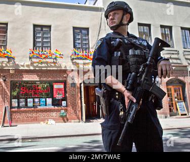 An armed NYPD counterterrorism police officer in Times Square, Midtown ...