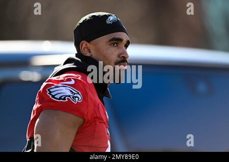 Philadelphia Eagles quarterback Jalen Hurts, center, watches warm ups  before an NFL preseason football game against the Cleveland Browns on  Thursday, Aug. 17, 2023, in Philadelphia. (AP Photo/Derik Hamilton Stock  Photo - Alamy