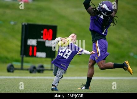 Minnesota Vikings linebacker Troy Dye (45) got his arms around the ankle of  Chicago Bears wide receiver Dazz Newsome (83) in the third quarter Sunday,  Jan. 9, 2022 at U.S. Bank Stadium