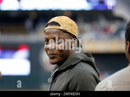 Minnesota Vikings' Teddy Bridgewater warms up before an NFL football game  against the Green Bay Packers Sunday, Jan. 3, 2016, in Green Bay, Wis. (AP  Photo/Matt Ludtke Stock Photo - Alamy