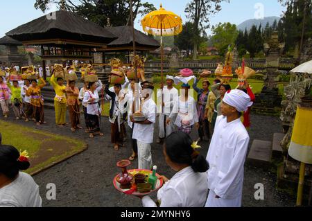 Devout Hindus at Hindu procession, Buddhist Hindu temple complex Pura Ulun Danu Bratan, Candi Kuning, Lake Bratan, Bali, Indonesia, Asia Stock Photo