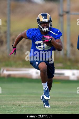 Los Angeles Rams' rookie running back Eric Dickerson (29) isn't going too  far on this run with Chicago Bears' tackle Jim Osborne (68) behind him and  Bears' linebacker Otis Wilson waiting up