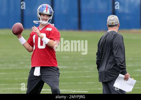 New York Giants quarterback Eli Manning releases a pass in the second  quarter against the Dallas Cowboys at Giants Stadium in East Rutherford,  New Jersey on November 11, 2007. (UPI Photo/John Angelillo