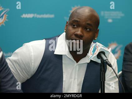 Former Miami Dolphins offensive lineman Keith Simms has an obsession off  the field: coupon clipping. Simms shops with coupons at Publix in Feb. 2014  in Weston, Fla. (Photo by Mike Stocker/Sun Sentinel/TNS) ***