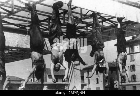 Mussolini e Petacci a Piazzale Loreto, 1945 Stock Photo - Alamy