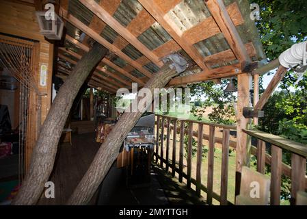 Treehouse. Peneleau, Montignac-de-Lauzun, Lot-et-Garonne, France Stock Photo