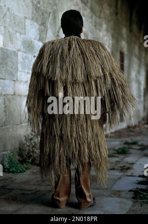 COROZA - Capa de junco o de paja, generalmente con capucha, que usan los labradores gallegos para protegerse de la lluvia. - FOTO AÑOS 80. ORONOZ JORGE. Stock Photo