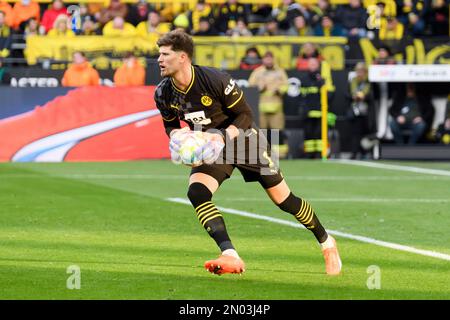 goalwart Gregor KOBEL (DO) with ball, single action with ball, action, soccer 1st Bundesliga, 19th matchday, Borussia Dortmund (DO) - FC Freiburg (FR) 5: 1, on February 4th, 2023 in Dortmund/Germany. Stock Photo