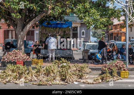 Fresh garlic for sale by the roadside in the town of Trecastagni, Sicily, Italy Stock Photo