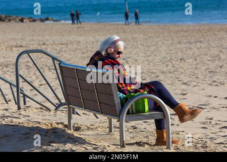 Sandbanks, Poole, Dorset UK. 5th February 2023. UK weather: sunshine at Sandbanks beach in Dorset, as visitors head to  the seaside for some exercise, fresh air and to enjoy the sunshine.  Credit: Carolyn Jenkins/Alamy Live News Stock Photo