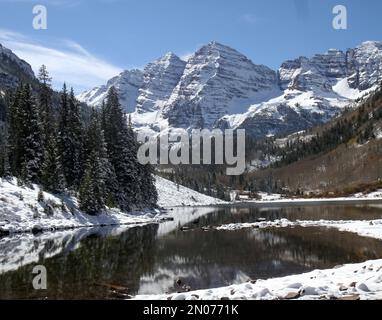A landscape scene of The Maroon Bells two peaks in the Elk Mountains Stock Photo