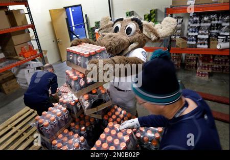 Seattle Mariners mascot, the Mariner Moose, in action during a baseball  game Monday, April 19, 2010, in Seattle. (AP Photo/Elaine Thompson Stock  Photo - Alamy