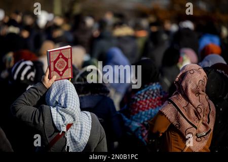 THE HAGUE - Participants in a demonstration against Muslim hatred. The reason is the action of a leader of the anti-Islam movement Pegida who tore up a Koran on the sidewalk in front of the temporary House of Representatives. ANP ROBIN VAN LONKHUIJSEN netherlands out - belgium out Stock Photo