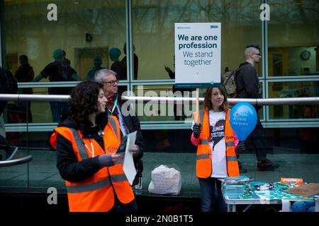 Mass Pickets Of Striking Junior Doctors Today! - Workers