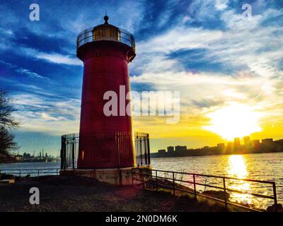 February 2, 2023, New York, NY, USA: The Little Red Lighthouse, officially Jeffrey's Hook Light in Fort Washington Park along the Hudson River in Manhattan, New York City, under the George Washington Bridge at sunset on 02 Feb 2023 (Credit Image: © Debra L. Rothenberg/ZUMA Press Wire) EDITORIAL USAGE ONLY! Not for Commercial USAGE! Stock Photo