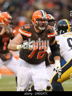 Cleveland Browns tackle Mitchell Schwartz (72) against the Pittsburgh  Steelers during the second half of an NFL football game, Sunday, Jan. 3,  2016, in Cleveland. (AP Photo/Ron Schwane Stock Photo - Alamy