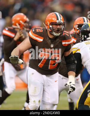 Cleveland Browns tackle Mitchell Schwartz (72) against the Pittsburgh  Steelers during the second half of an NFL football game, Sunday, Jan. 3,  2016, in Cleveland. (AP Photo/Ron Schwane Stock Photo - Alamy