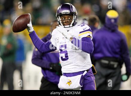 Minnesota Vikings' Teddy Bridgewater warms up before an NFL football game  against the Green Bay Packers Sunday, Jan. 3, 2016, in Green Bay, Wis. (AP  Photo/Matt Ludtke Stock Photo - Alamy