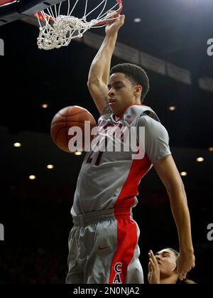 Arizona center Chance Comanche (21) shoots over Washington guard ...