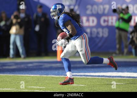 New York Giants wide receiver Dwayne Harris (17) runs back a kick