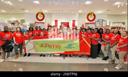 IMAGE DISTRIBUTED FOR JCPENNEY - Dallas Cowboys linebacker Sean Lee, left,  shops alongside Ajion Lair, 18, from the Boys & Girls Club of Greater Dallas  as he selects gifts for his family