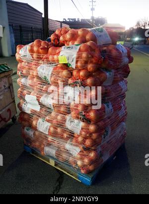 Onions bag hi-res stock photography and images - Alamy