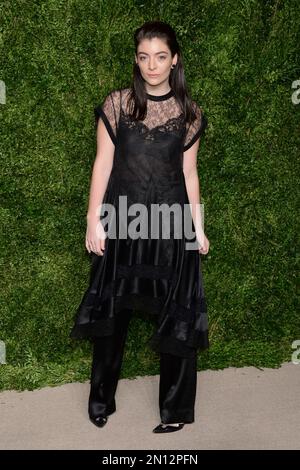 Singer Lorde attends the 12th Annual CFDA/Vogue Fashion Fund Awards at Spring Studios on Monday, Nov. 2, 2015, in New York. (Photo by Evan Agostini/Invision/AP Stock Photo - Alamy Singer Lorde attends the 12th Annual CFDA/Vogue Fashion Fund Awards at Spring Studios on Monday, Nov. 2, 2015, in New York. (Photo by Evan Agostini/Invision/AP Stock Photo - Alamy