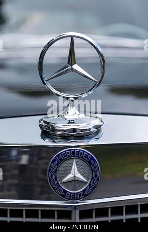 Radiator mascot Mercedes star with logo on classic car Mercedes-Benz 300 SEL Automatic, sedan, year of manufacture 1967 to 1972, Gedern, Hesse, German Stock Photo