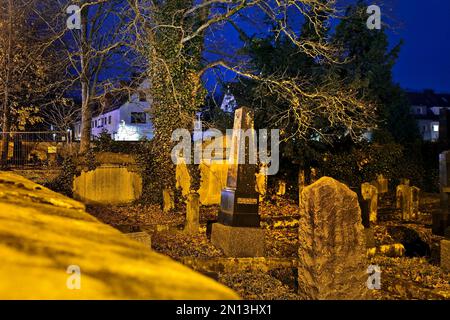 Jewish cemetery, view over the wall, in the background the development An der Gerichtslinde, Göttingen, Lower Saxony, Germany, Europe Stock Photo