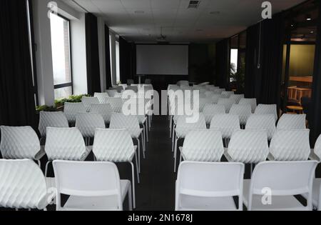 Empty Contemporary Multimedia Classroom o sala conferenze con lavagna  digitale, sedia e scrivania e schermo luminoso Foto stock - Alamy