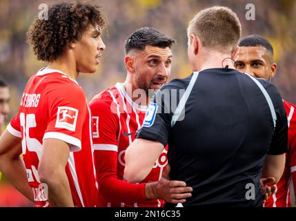 Dortmund, Germany. 4th Feb, 2023.  Kiliann Sildillia (SCF), Vincenzo Grifo (SCF),  Daniel-Kofi Kyereh (SCF) Schiedsrichter Robert Schröder Borussia Do Stock Photo