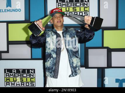 Daddy Yankee shows her award backstage at the Premio Lo Nuestro 2005 award  show at the American Airlinres Arena, in Miami, Florida, on February 24,  2005 Stock Photo - Alamy